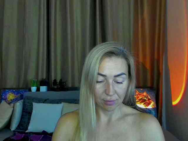 Jullyblondkiss webcam