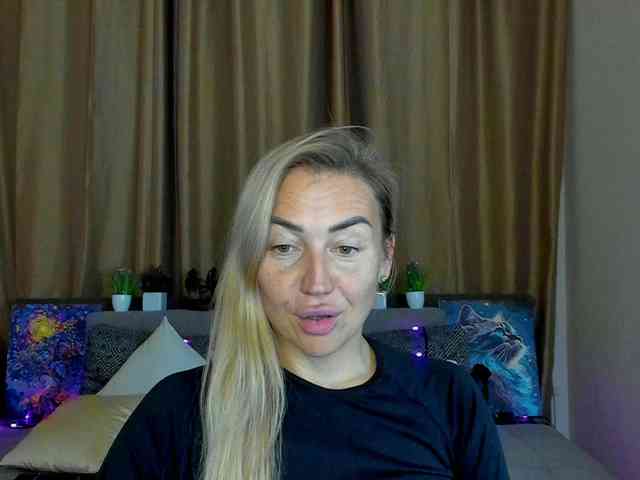 Jullyblondkiss webcam