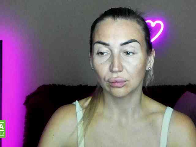 Jullyblondkiss webcam