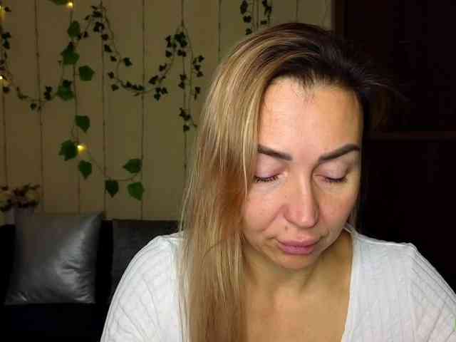 Jullyblondkiss webcam