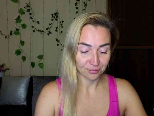 Jullyblondkiss webcam