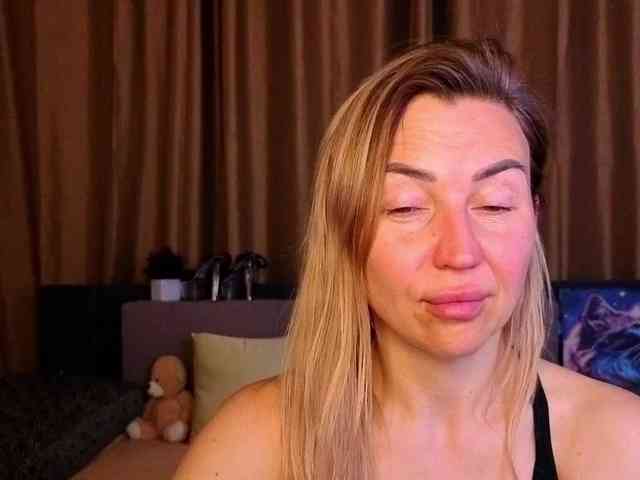 Jullyblondkiss webcam