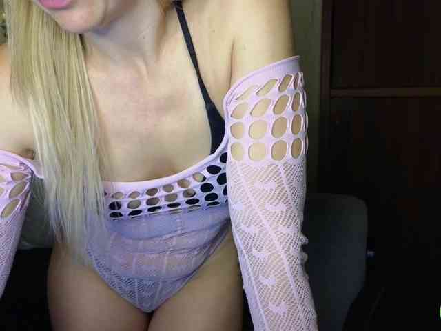 Jullyblondkiss webcam