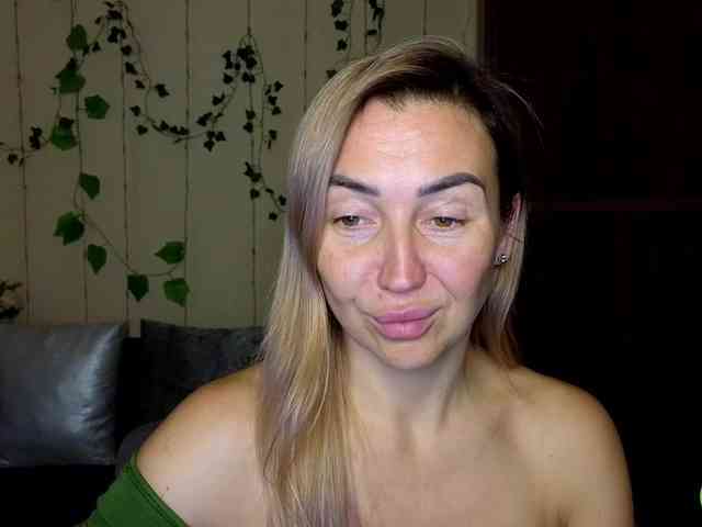 Jullyblondkiss webcam