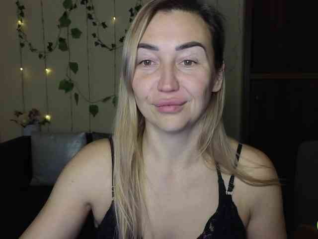 Jullyblondkiss webcam