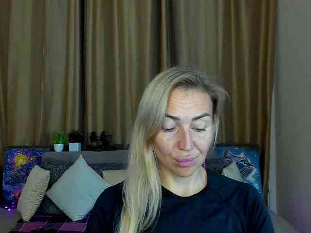 Jullyblondkiss webcam