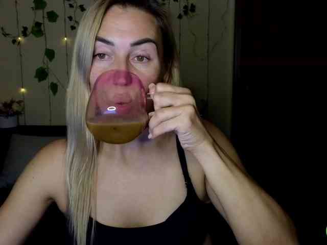 Jullyblondkiss webcam