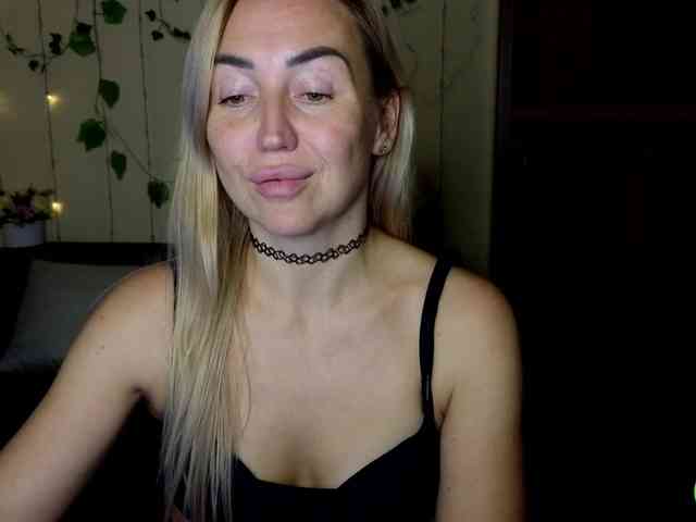 Jullyblondkiss webcam