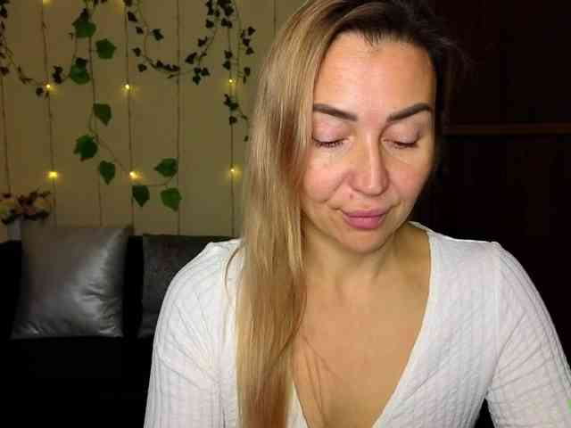 Jullyblondkiss webcam