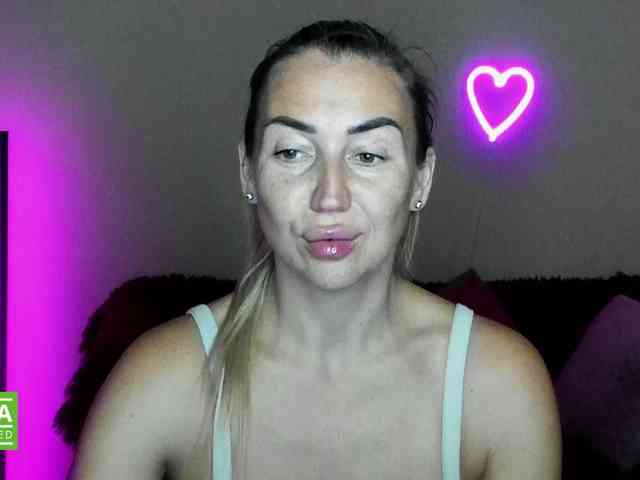 Jullyblondkiss webcam