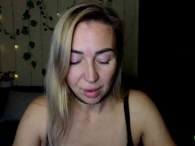 Jullyblondkiss webcam
