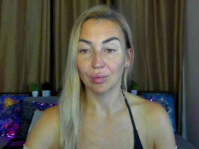 Jullyblondkiss webcam