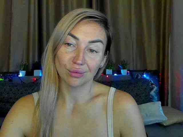 Jullyblondkiss webcam