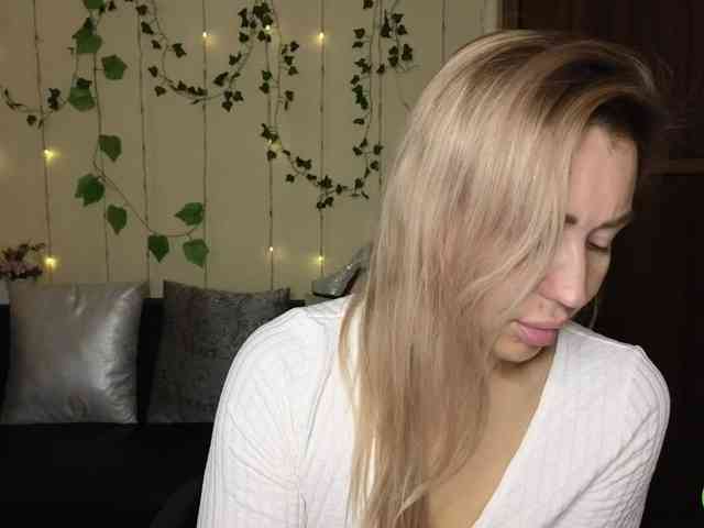 Jullyblondkiss webcam