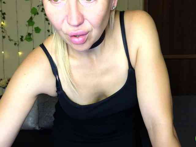 Jullyblondkiss webcam