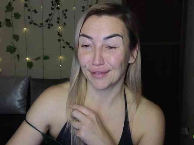 Jullyblondkiss webcam