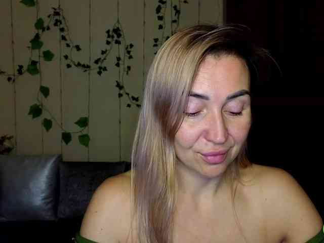 Jullyblondkiss webcam