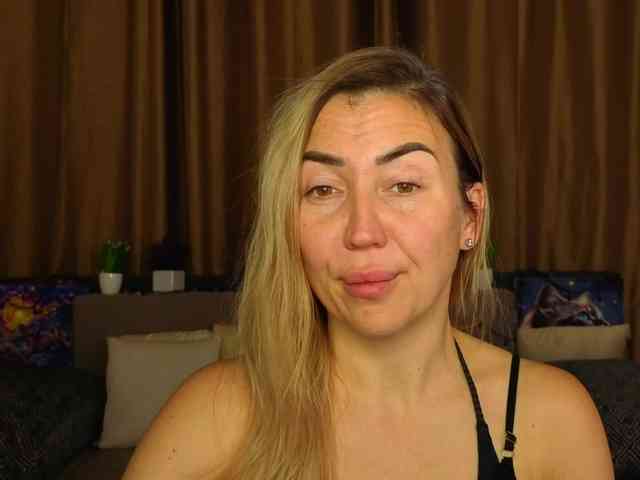 Jullyblondkiss webcam