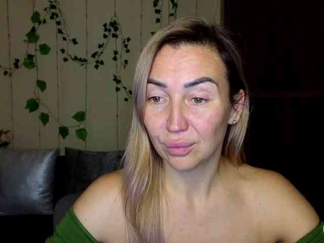 Jullyblondkiss webcam