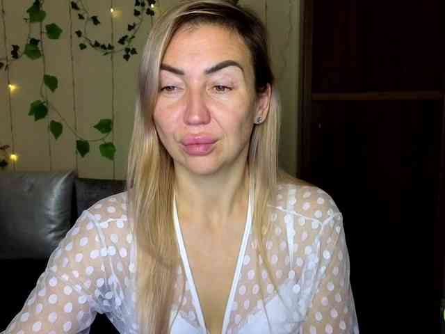 Jullyblondkiss webcam