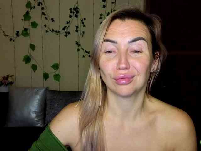 Jullyblondkiss webcam