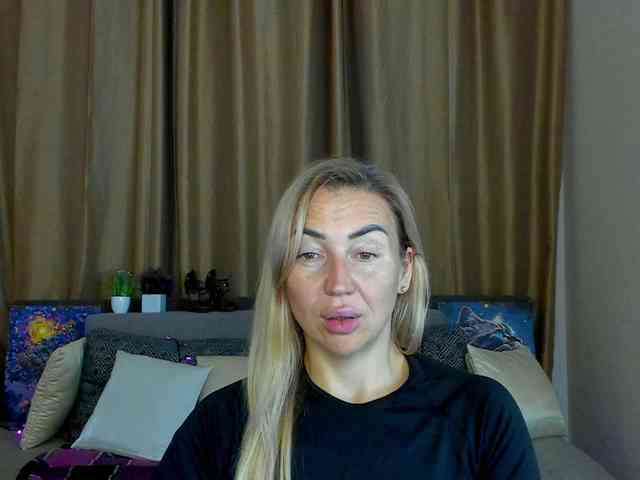 Jullyblondkiss webcam