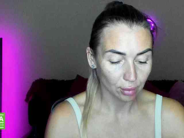 Jullyblondkiss webcam