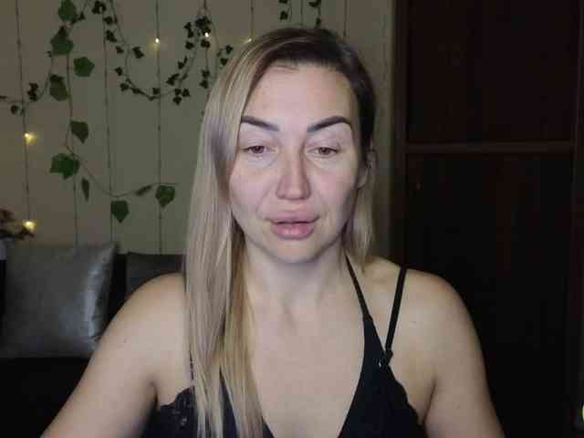 Jullyblondkiss webcam