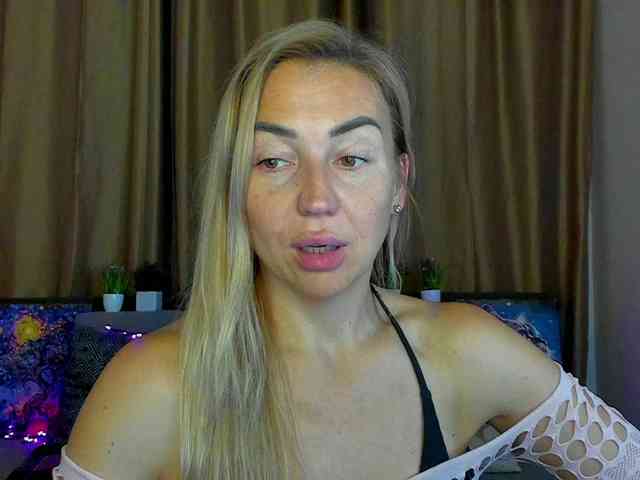Jullyblondkiss webcam