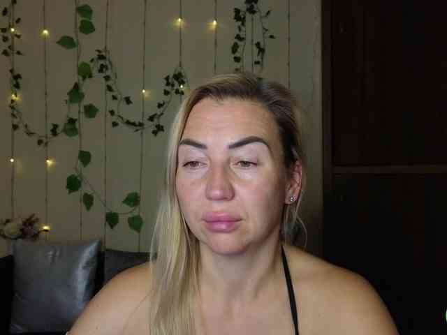 Jullyblondkiss webcam