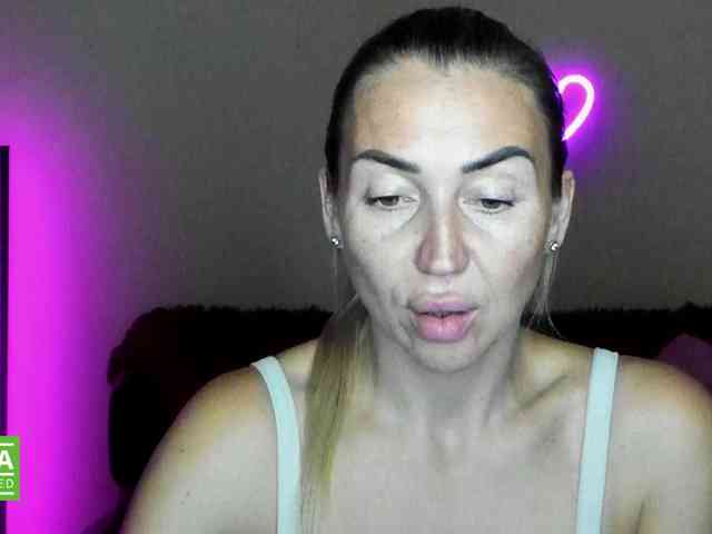 Jullyblondkiss webcam