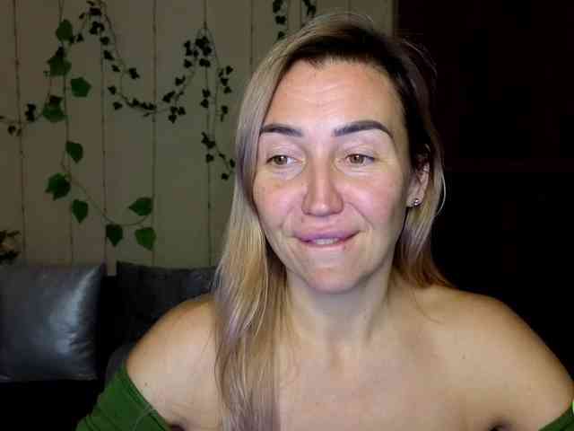 Jullyblondkiss webcam