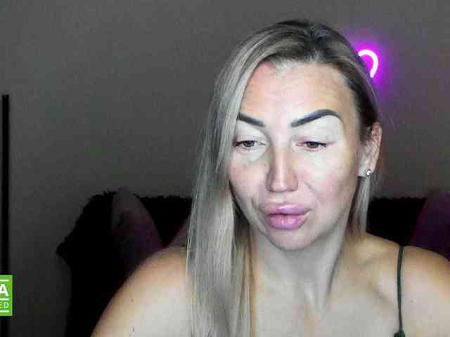 Jullyblondkiss webcam