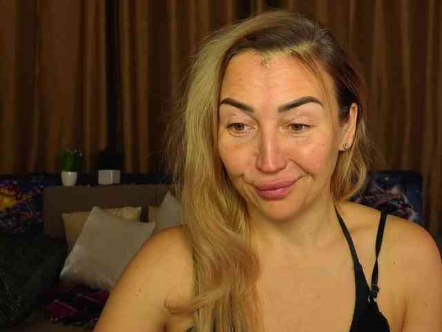 Jullyblondkiss webcam