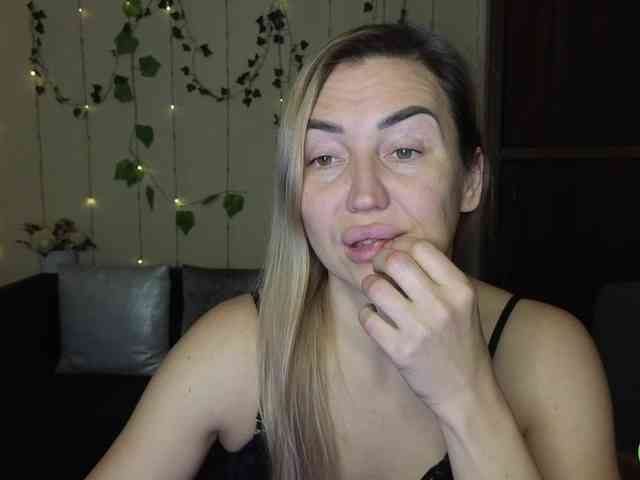 Jullyblondkiss webcam