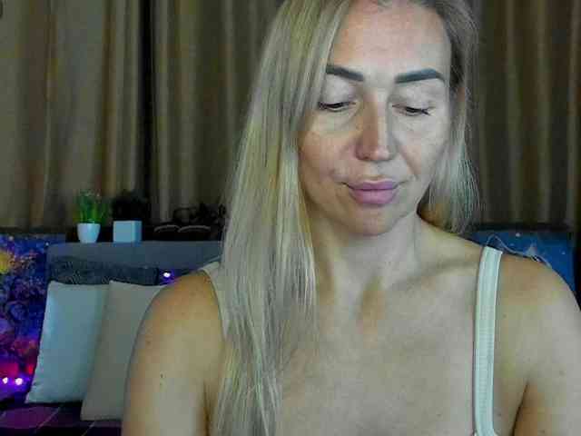 Jullyblondkiss webcam