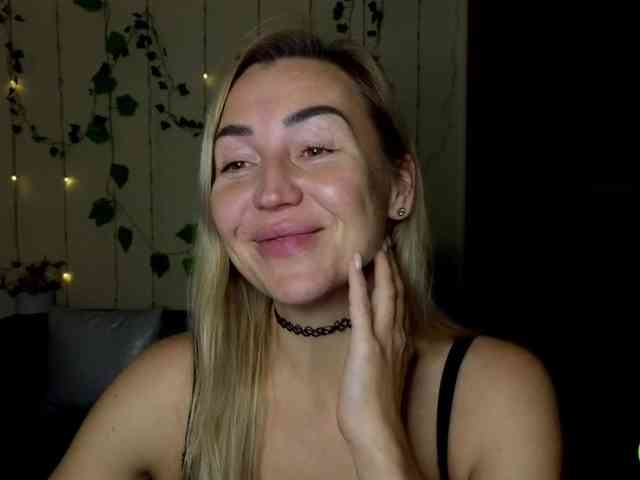 Jullyblondkiss webcam