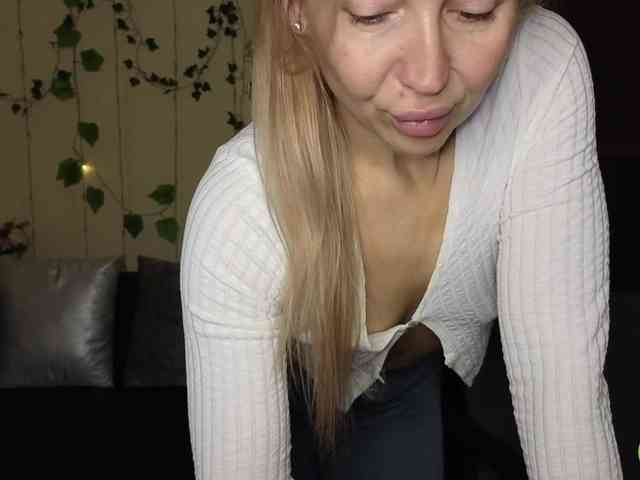 Jullyblondkiss webcam