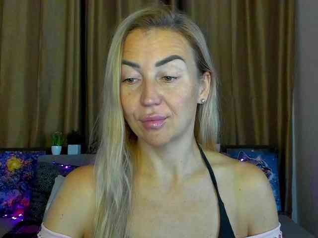 Jullyblondkiss webcam