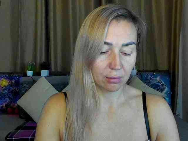 Jullyblondkiss webcam