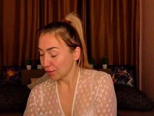 Jullyblondkiss webcam