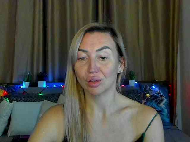 Jullyblondkiss webcam