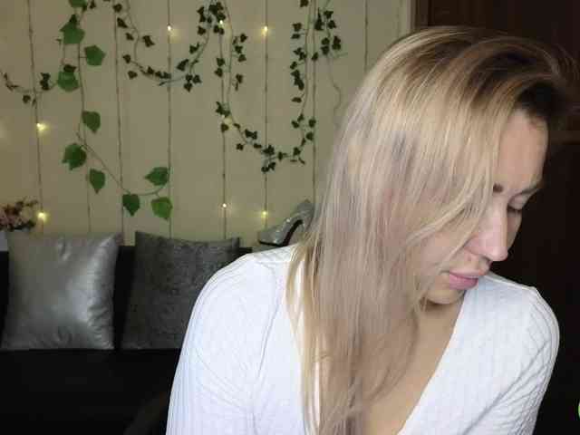 Jullyblondkiss webcam