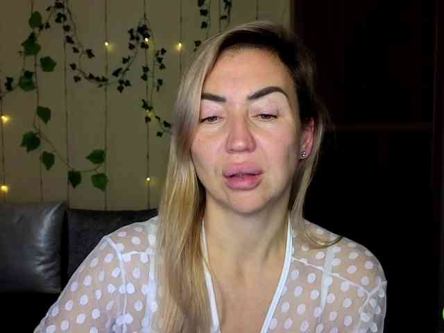 Jullyblondkiss webcam