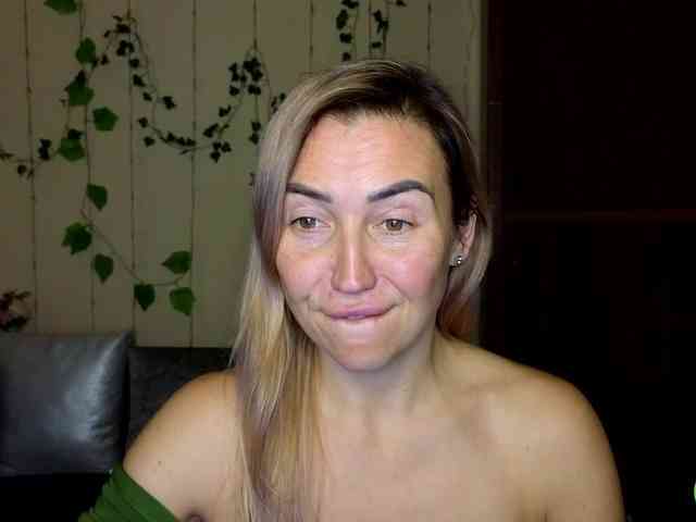 Jullyblondkiss webcam