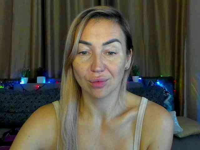 Jullyblondkiss webcam