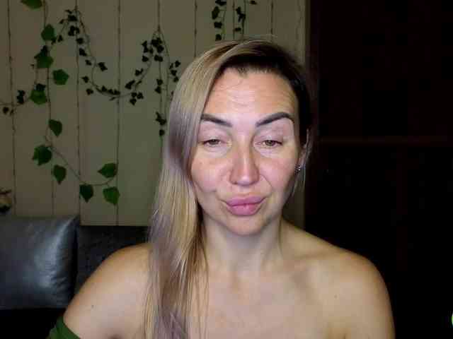 Jullyblondkiss webcam