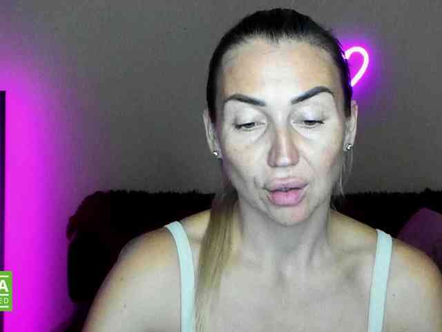Jullyblondkiss webcam