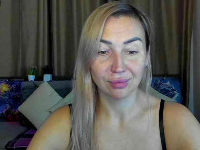 Jullyblondkiss webcam