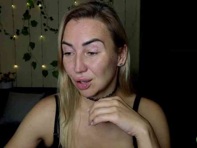 Jullyblondkiss webcam
